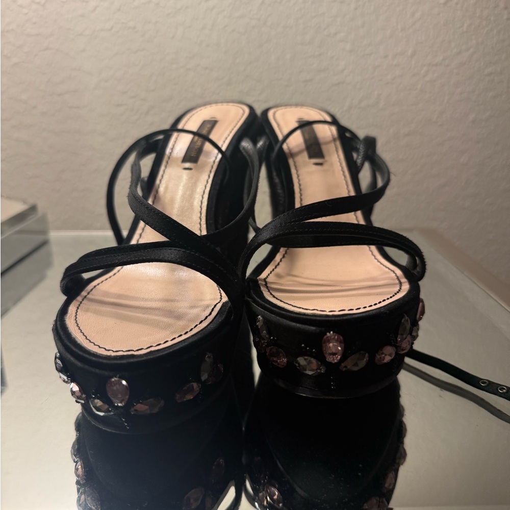 Luis Vuitton Elegant Black Strappy Women's Sandals - Picture 2 of 6